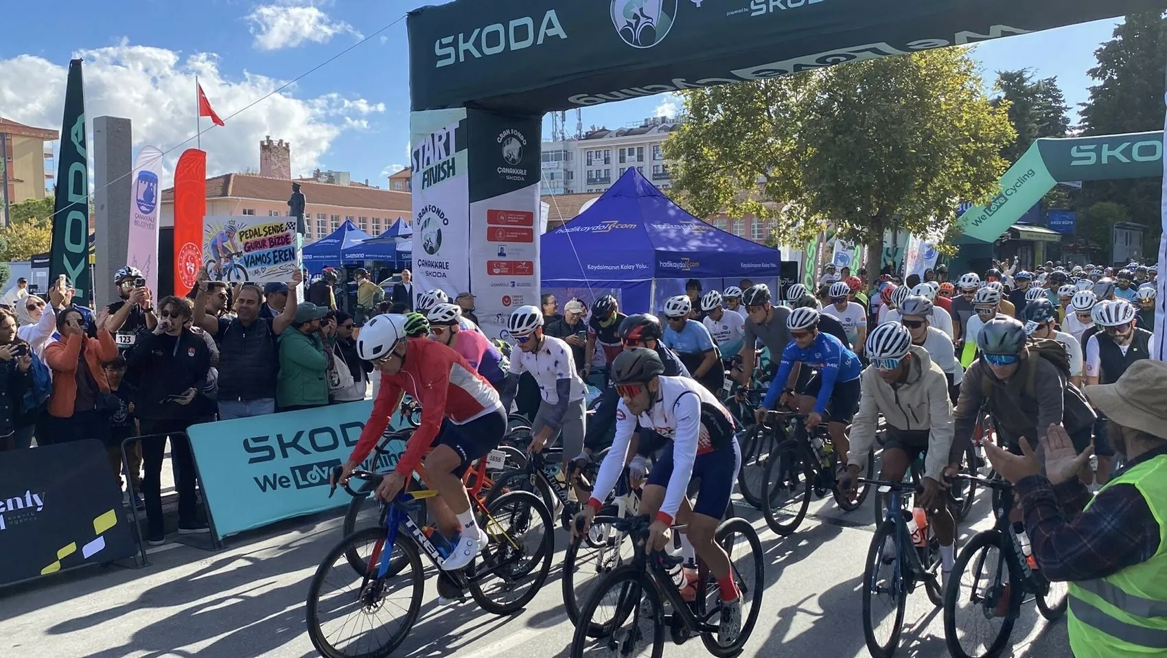 Tarihi yarımadada dev pedal şöleni: 13 ülkeden yüzlerce sporcu Çanakkale'de buluştu