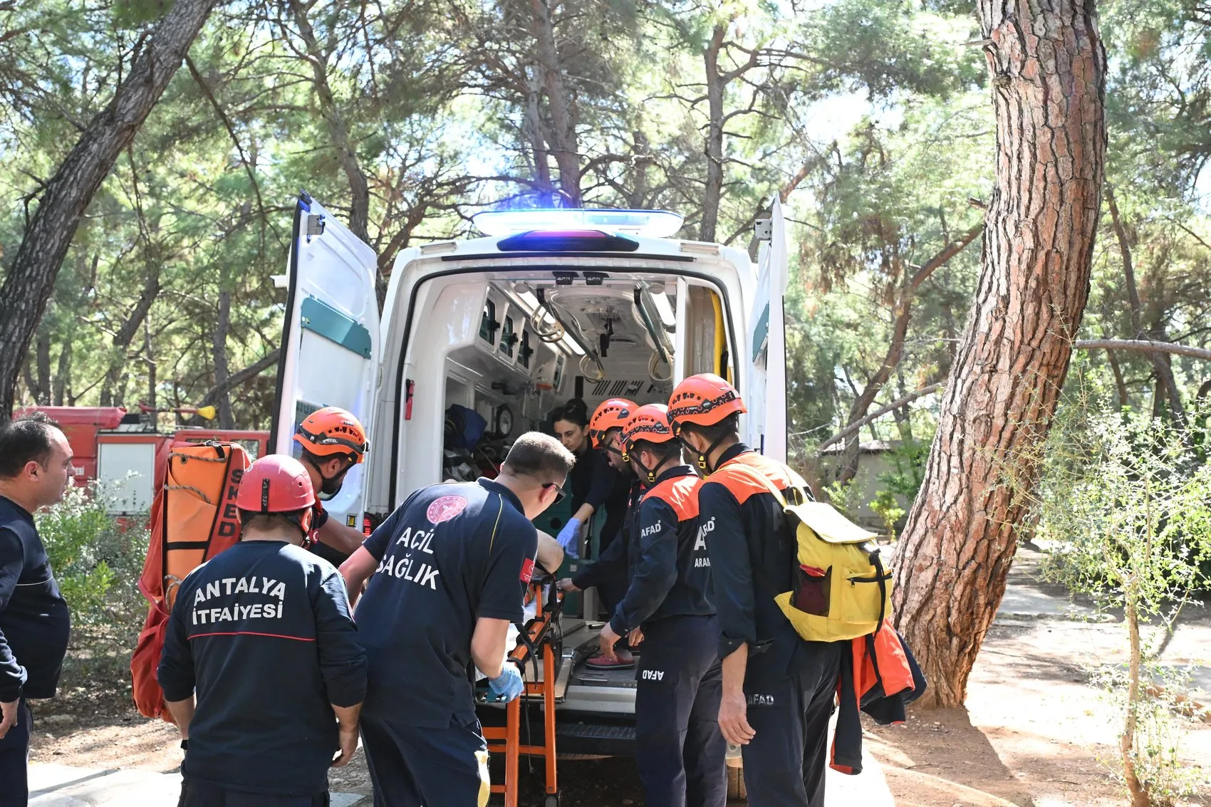 Kurşunlu Şelalesi'nde korku dolu anlar: Kayalık yolda dengesini kaybeden turist metrelerce sürüklendi
