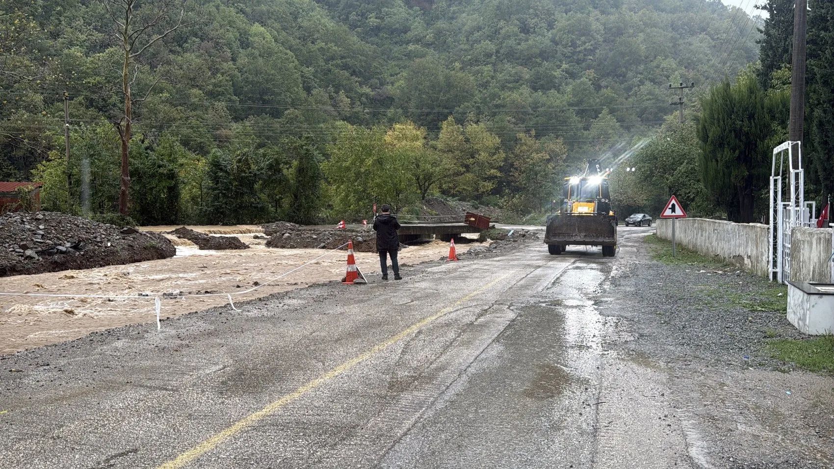 Yalova'da bir aylık yağış 24 saatte düştü: Dere yatakları taştı, mahsur kalanlar kepçeyle kurtarıldı