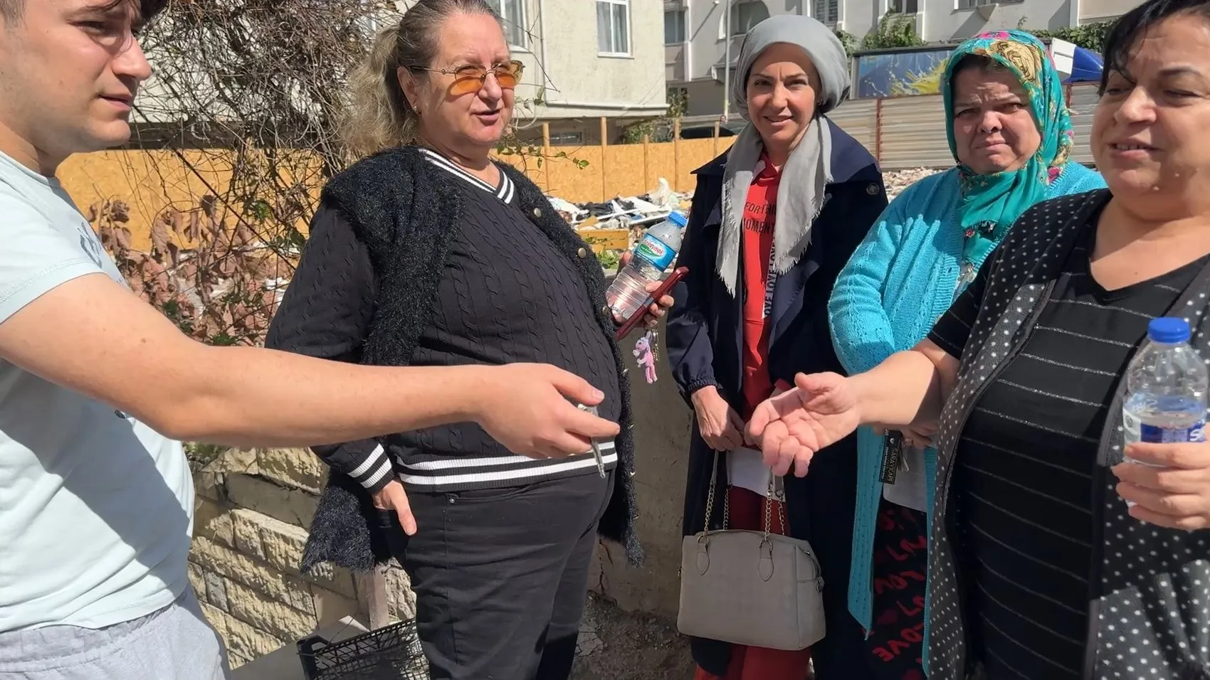 Yangın korkusuyla sokağa fırladılar: Evin kapısı kilitli, anahtar içeride kaldı