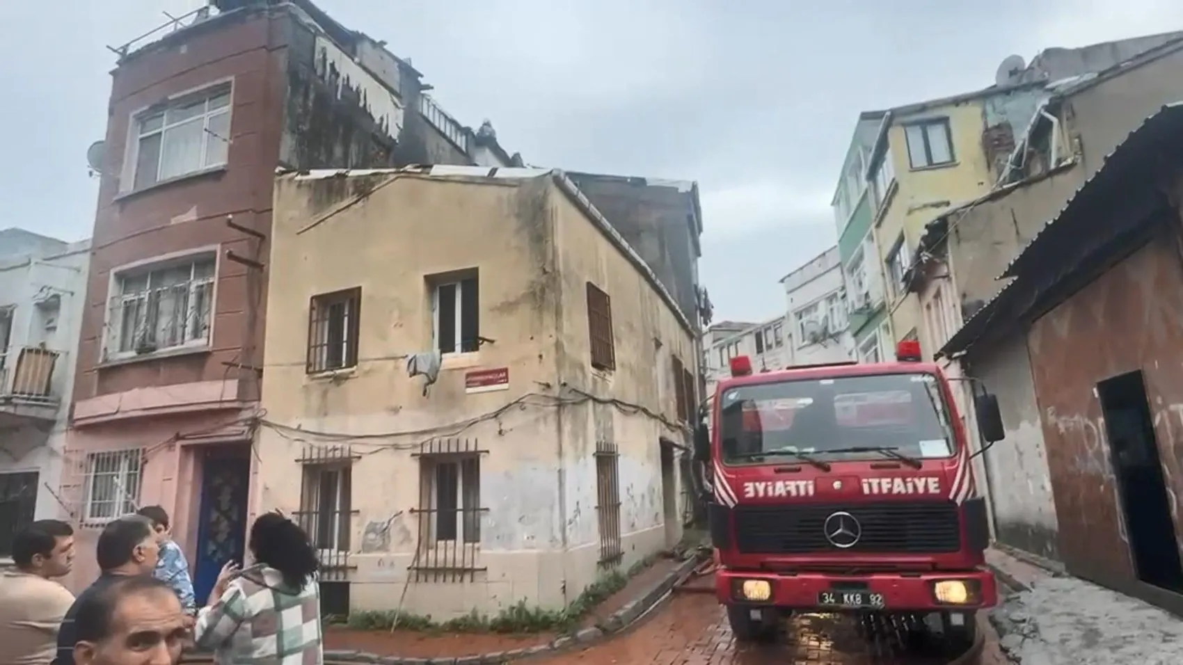 Aksaray'da korku dolu anlar: Teras katında başlayan yangın komşu binaya sıçradı