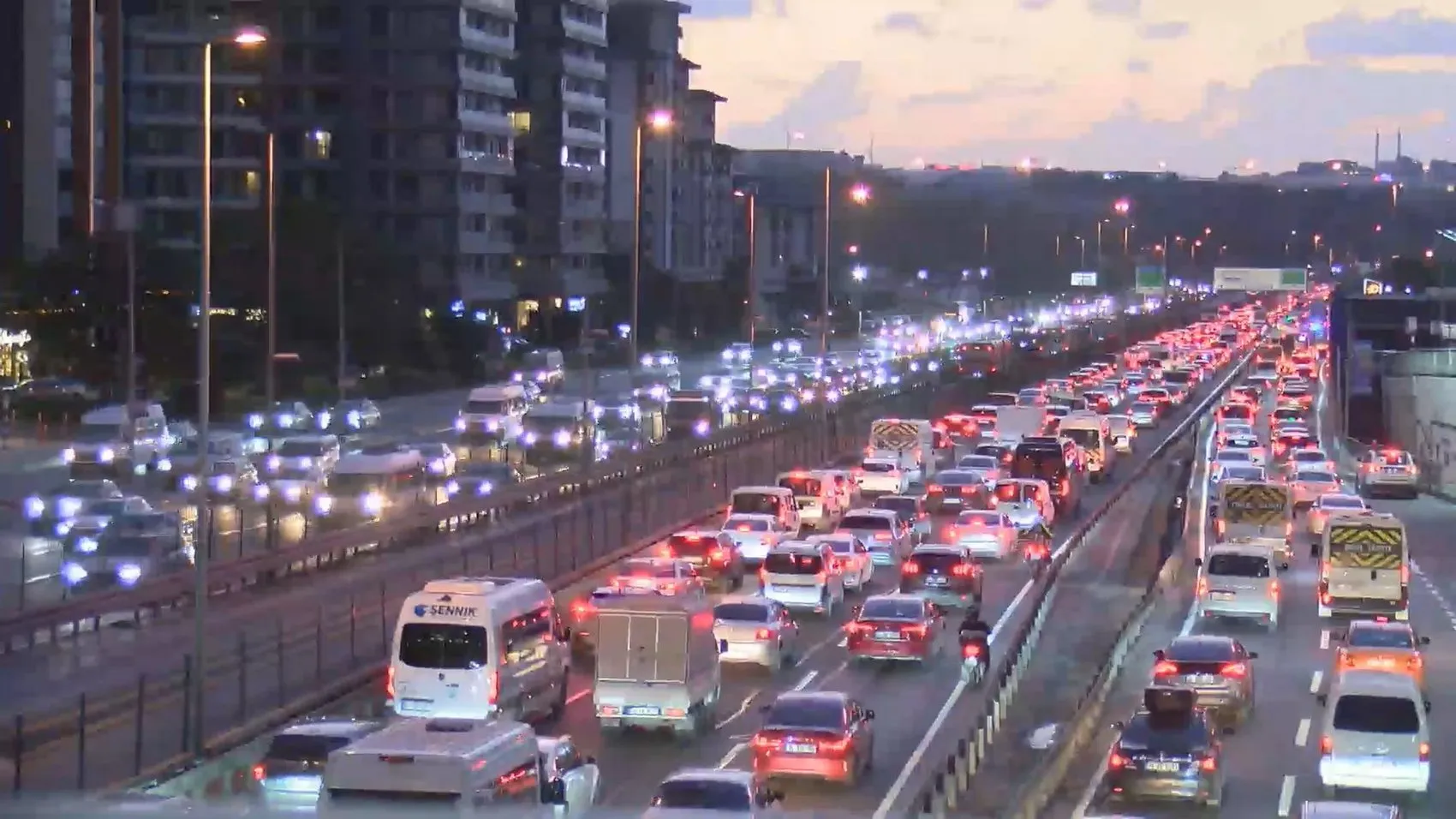 İstanbul trafiğinde akşam kabusu: Yüzde 71'lik kilitlenme havadan görüntülendi