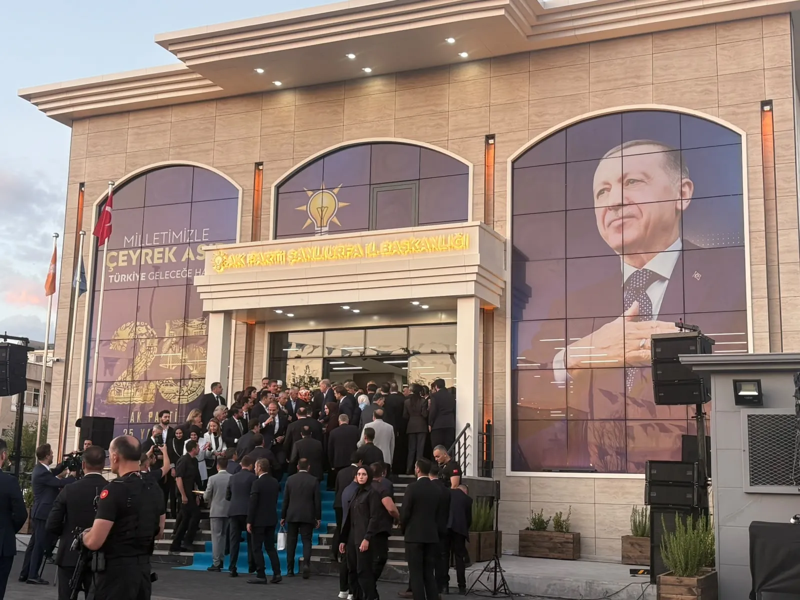 Şanlıurfa'da Siyasetin Yeni Üssü Kapılarını Açtı: Erdoğan'dan Teşkilata Mesaj