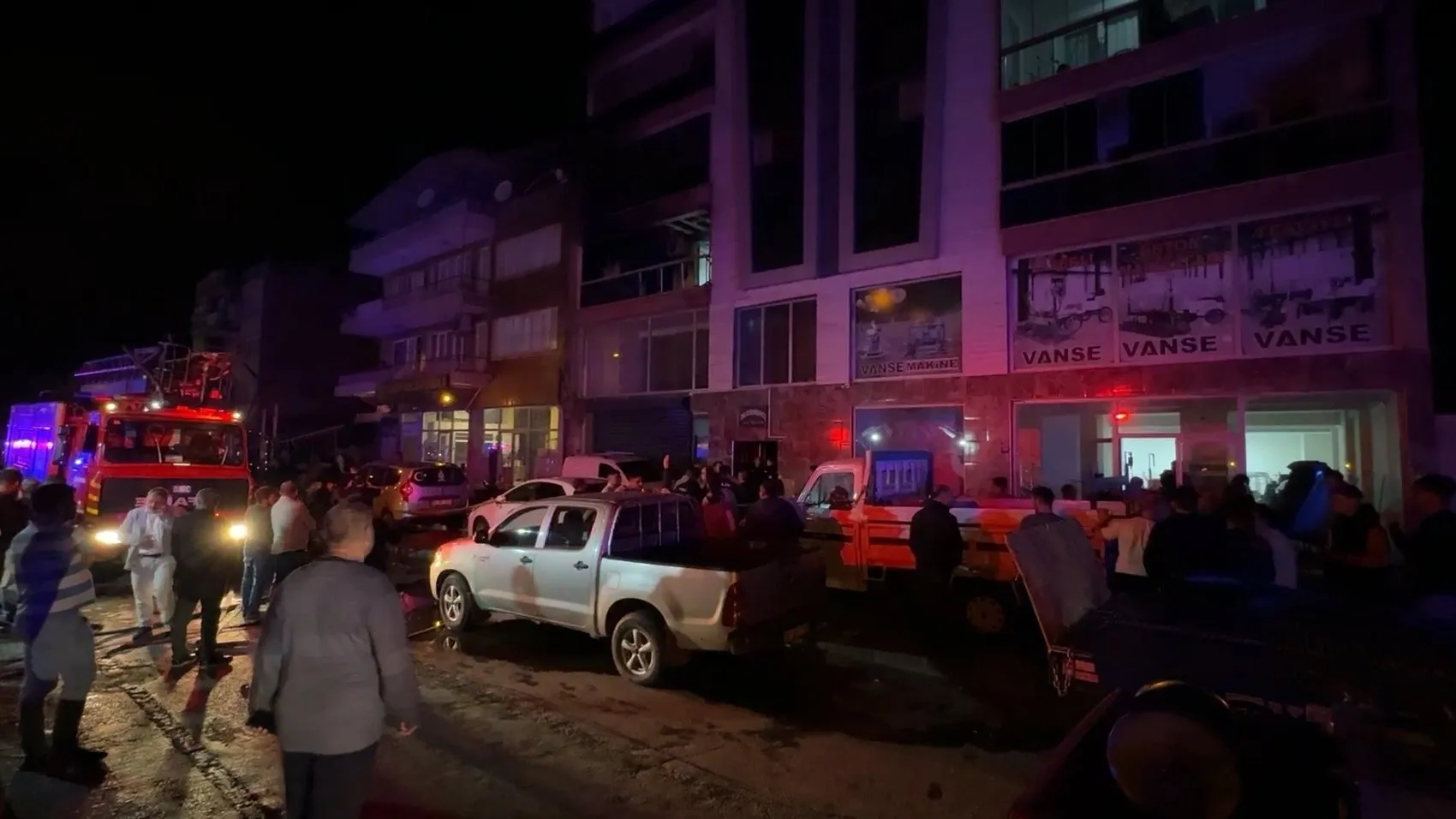 Efeler'de gece yarısı dehşeti: 9 katlı apartmanı dumanlar teslim aldı
