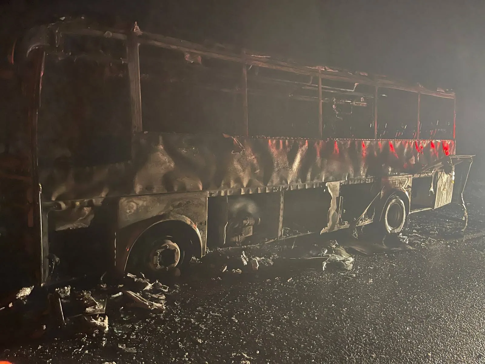 Gece yarısı dehşeti: Seyir halindeki araç küle döndü
