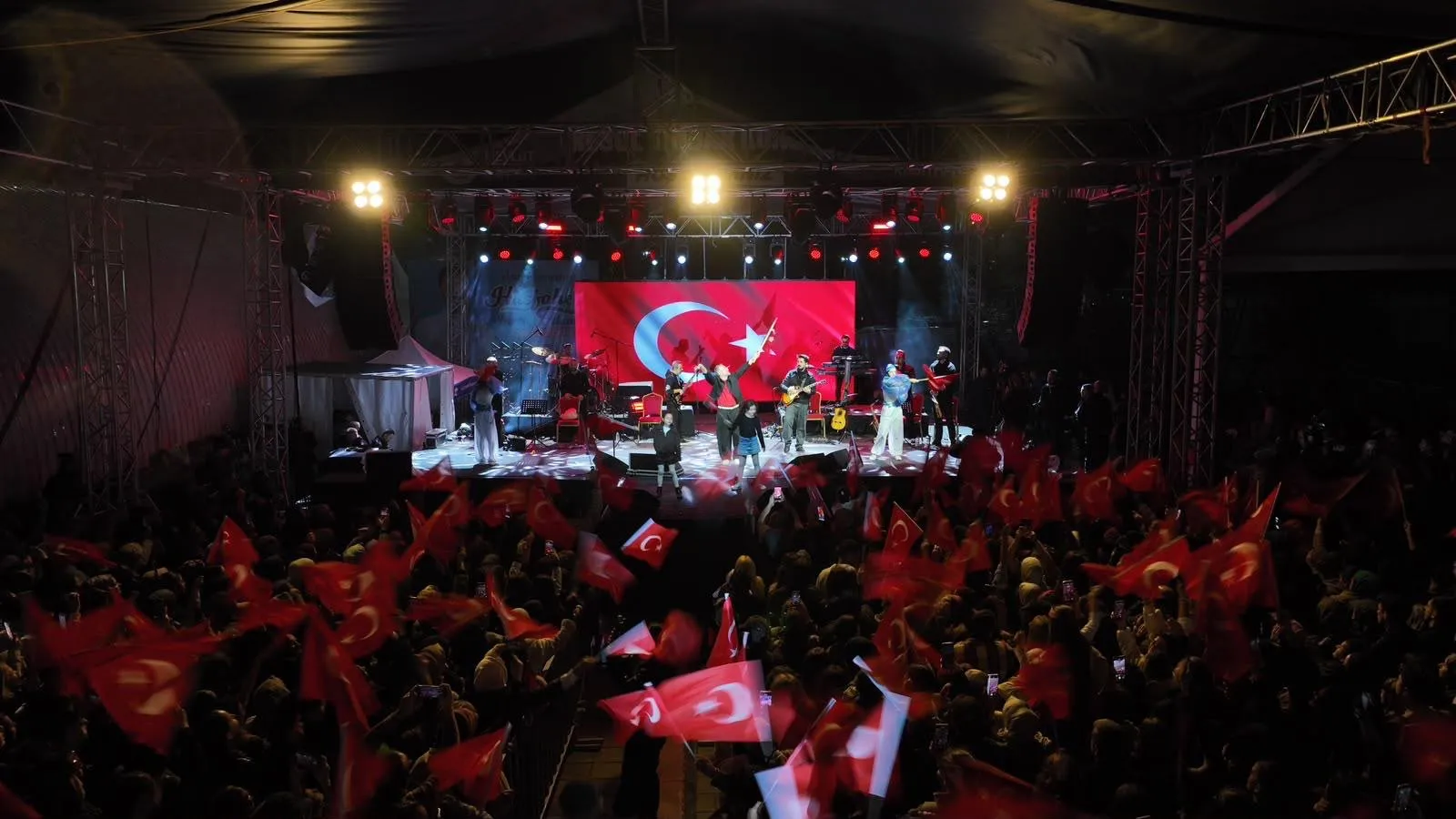 Kağıthane'de Cumhuriyet coşkusu: Resul Dindar ve kızı Ela sahneyi paylaştı