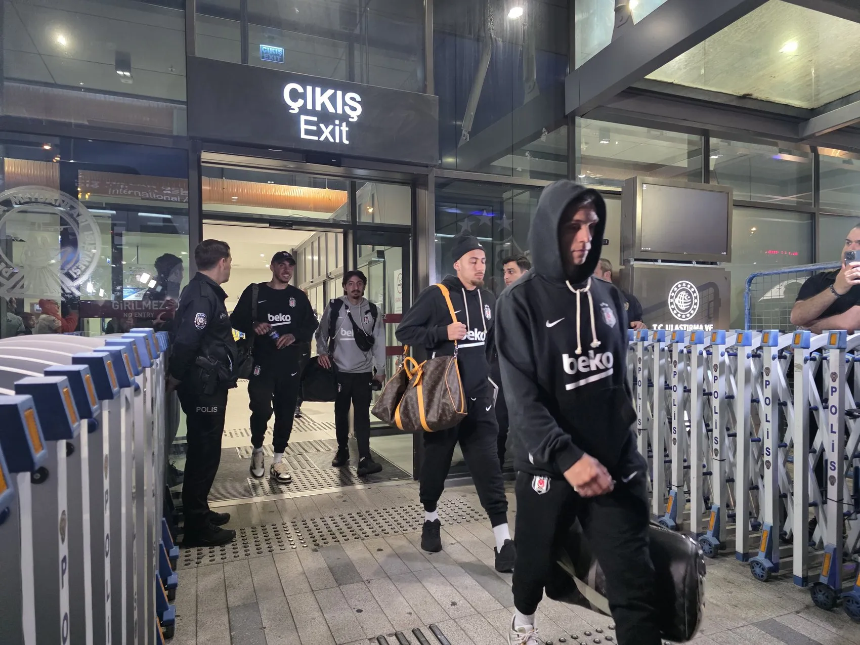 Beşiktaş Trabzon'a eksik kadroyla ayak bastı: Kritik randevu öncesi son hazırlıklar
