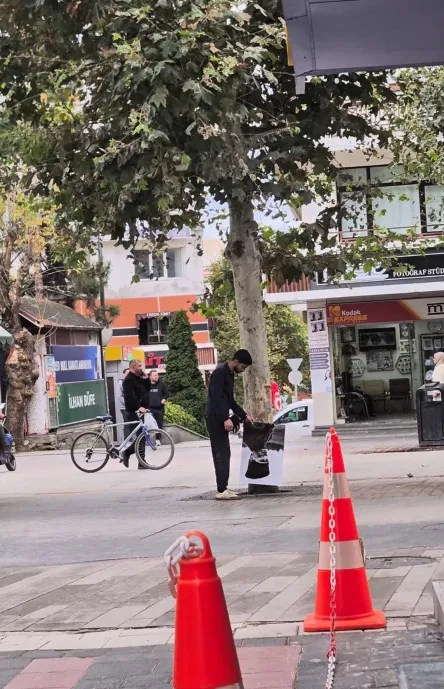 Bolu sokaklarında Atatürk'e vefa: Vatandaşların o anları duygulandırdı