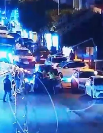Saniyelerle yarıştı: Boğulmak üzere olan sürücüye polis eli değdi