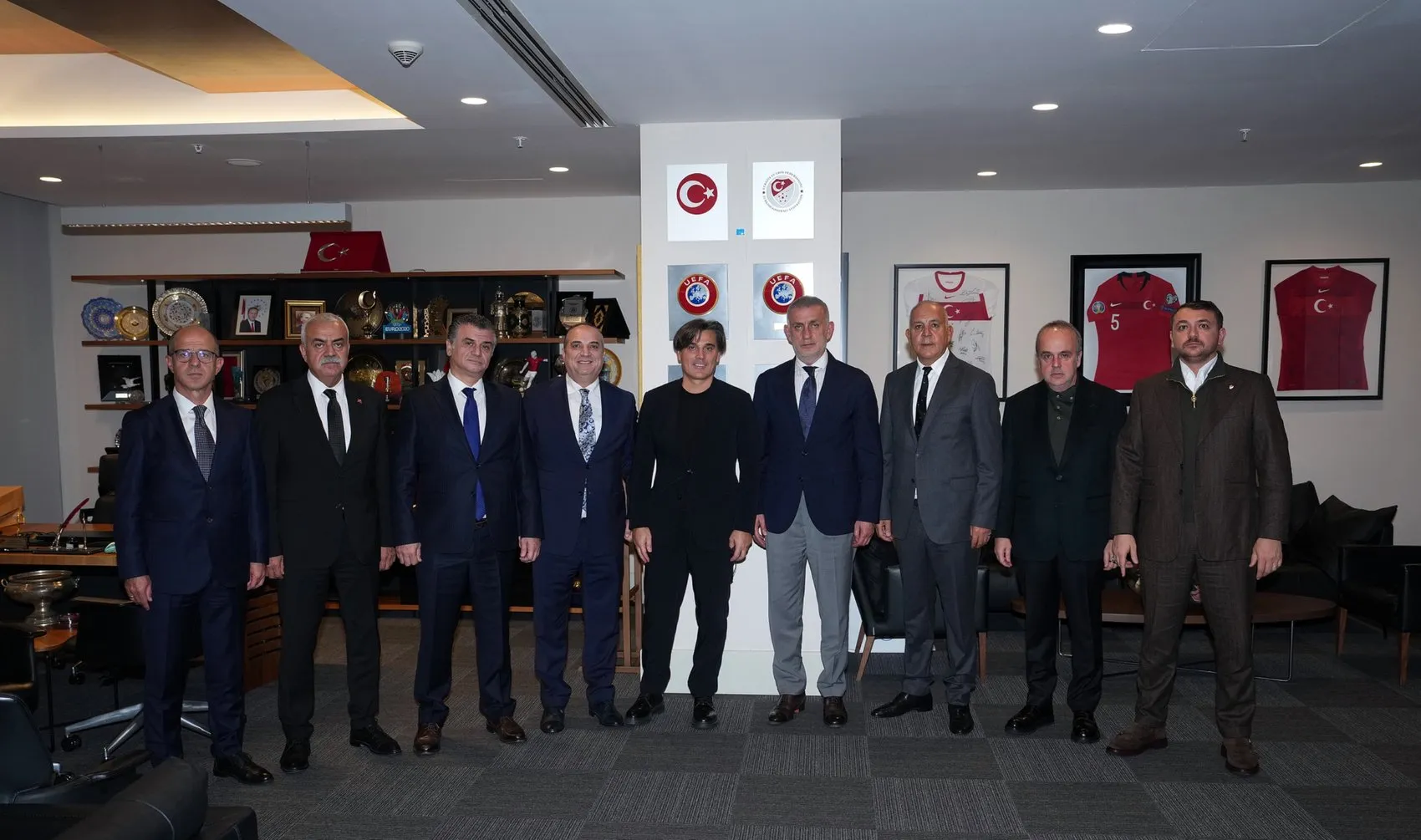Ayrılık sonrası Riva'da duygusal veda: Montella'ya özel plaketli uğurlama