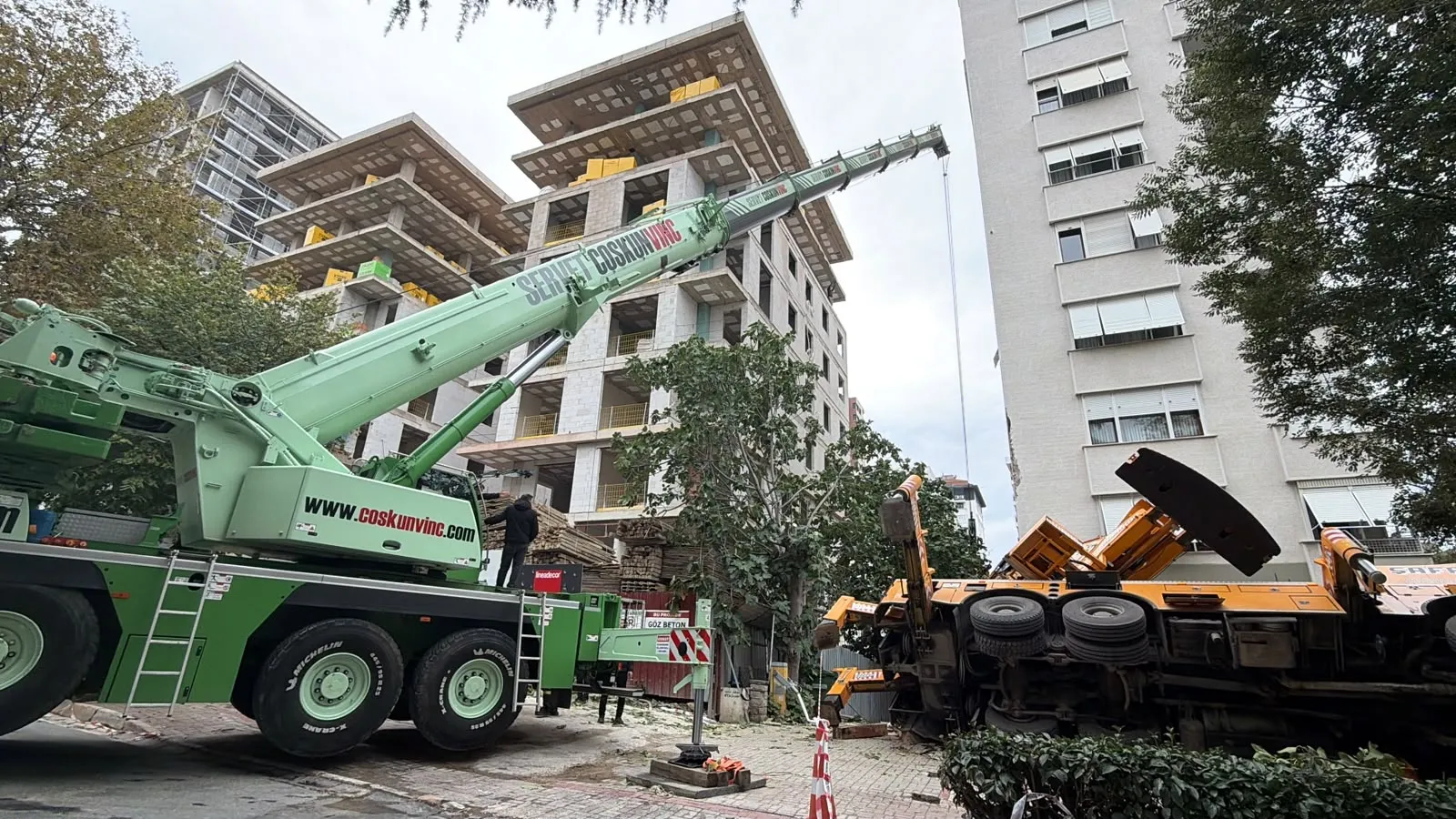 Erenköy'de korku dolu anlar: Dev vinç 11 katlı binanın üzerine yığıldı