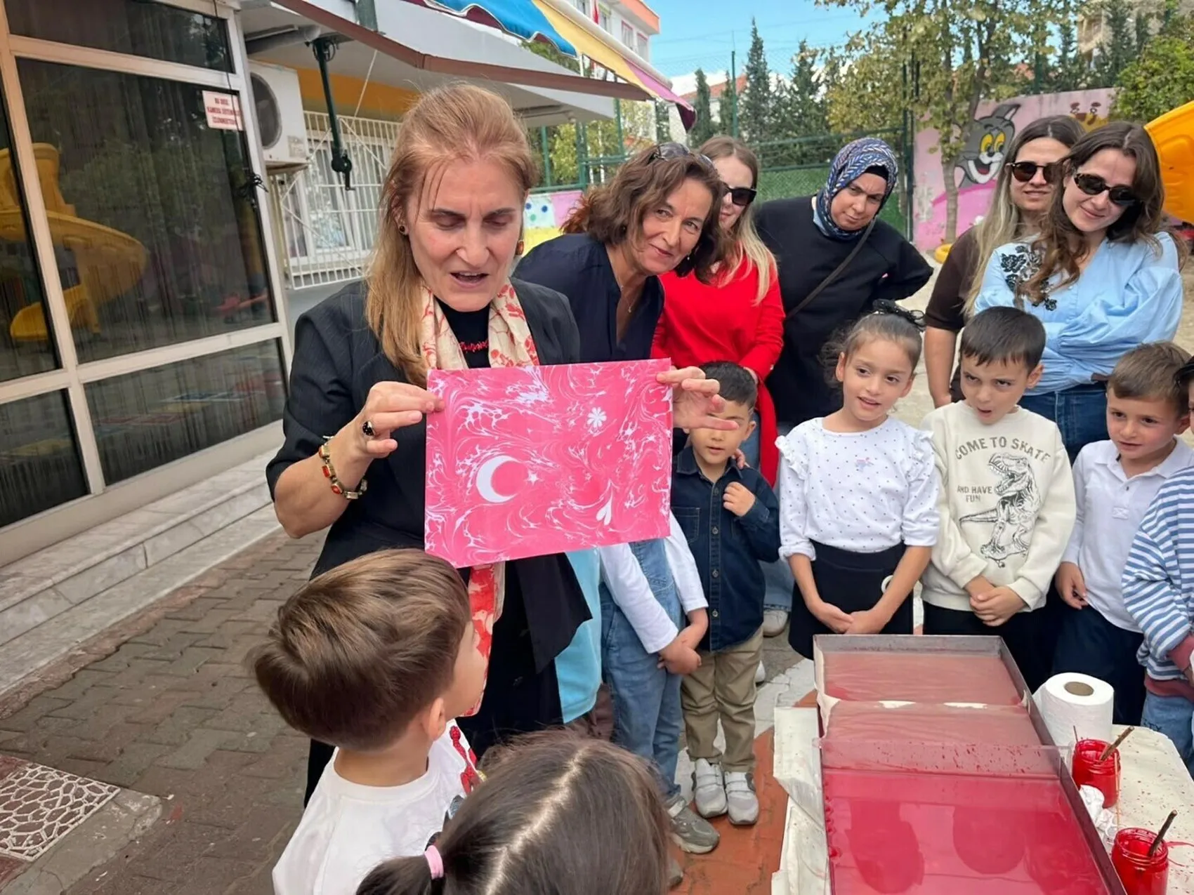 Minik ellerin suyla dansı: Ebru sanatıyla ay-yıldız aşkı
