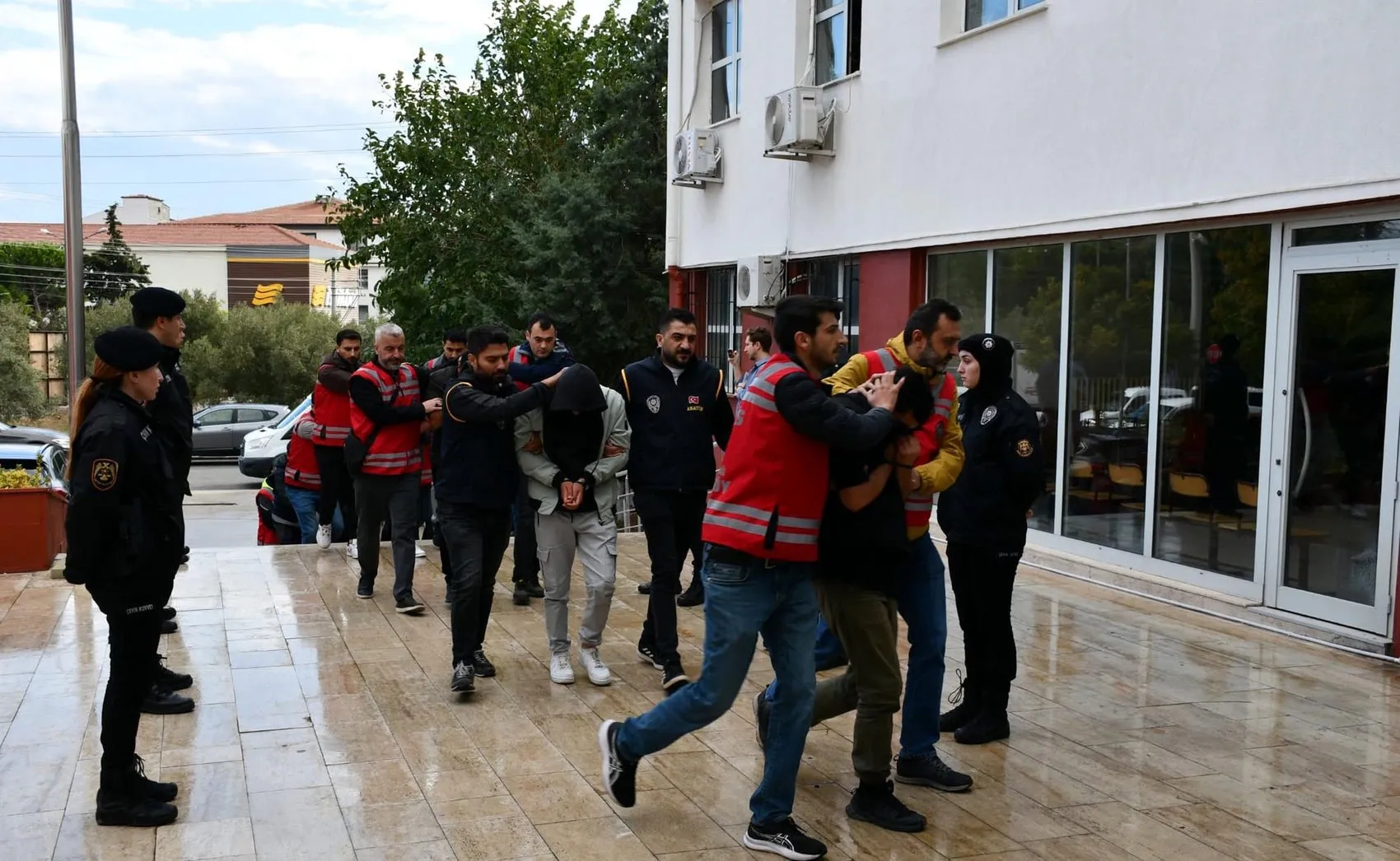 Polis süsü veren şebeke emekli mühendisin 19 milyon lirasını böyle buharlaştırdı