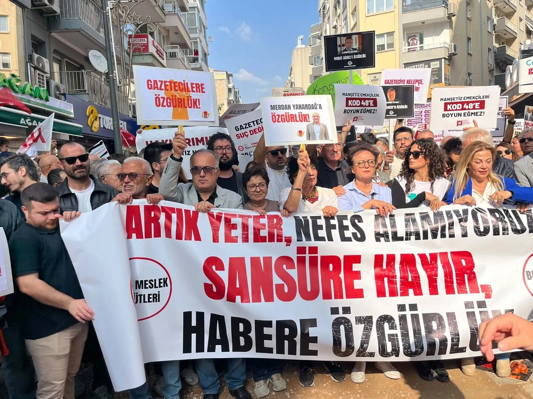 Özgür Özel'den İzmir'de sessiz destek: Mikrofonu basın emekçilerine bıraktı