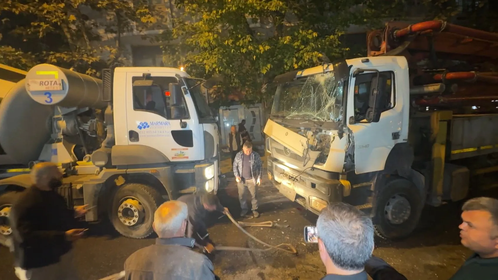 Avcılar'da korku dolu anlar: El frenini çekmeyi unuttu, beton pompası yedi aracı biçti