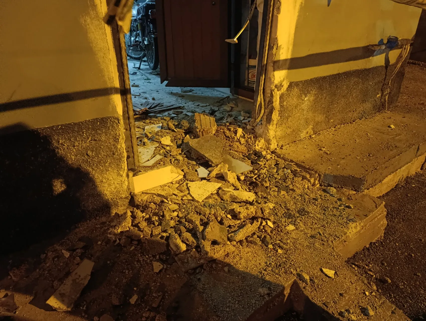 Yüreğir'de gece yarısı dehşeti: Evin kapısına EYP bırakıp kaçtılar