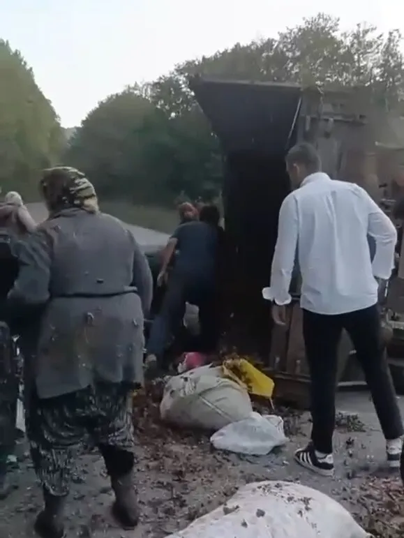 Düzce'de tarım aracı facianın eşiğinden döndü: Römorktaki 11 kişi yola savruldu