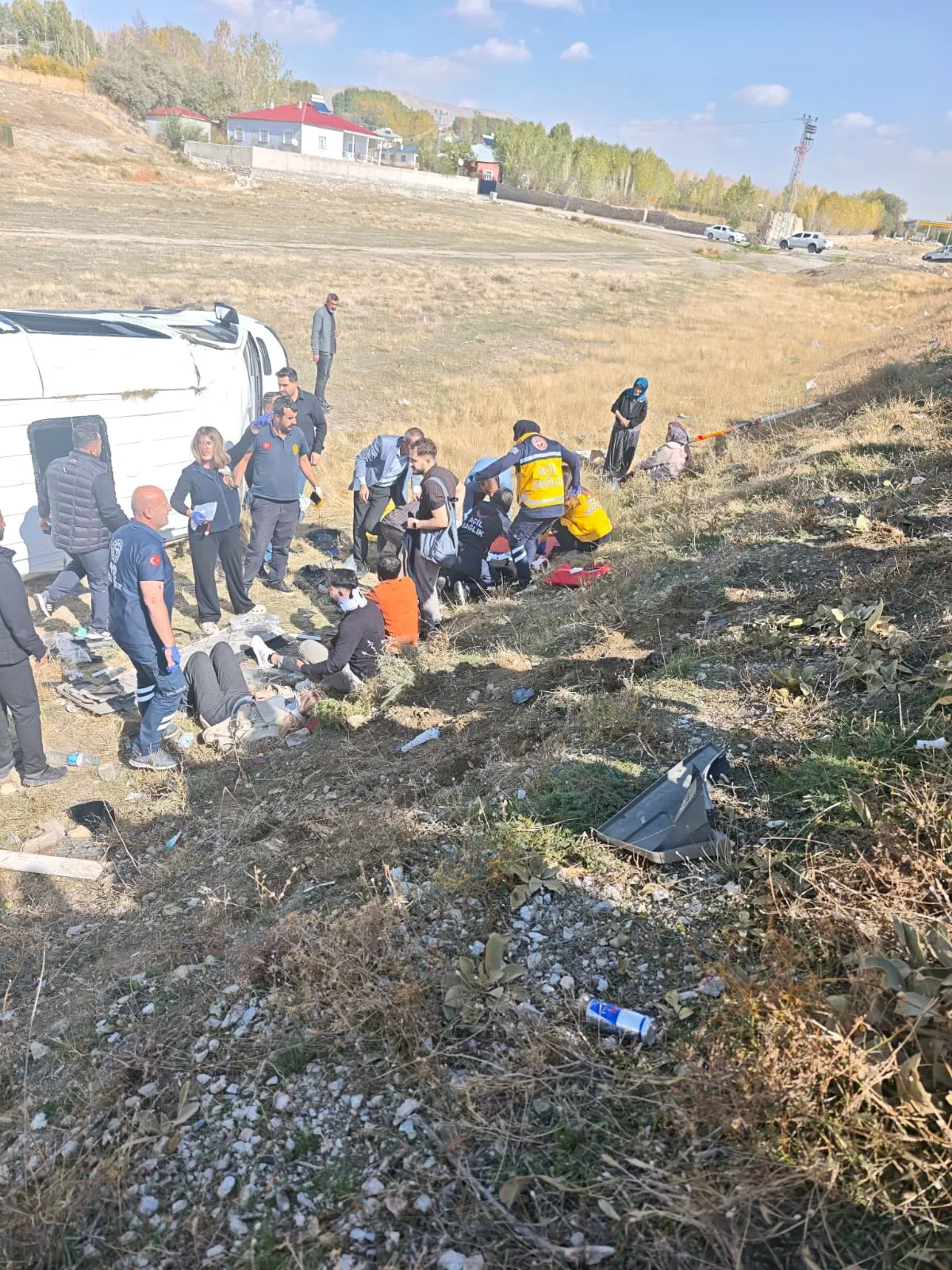 Van'da dehşet anları: Şarampole yuvarlanan minibüsten 11 yaralı çıktı