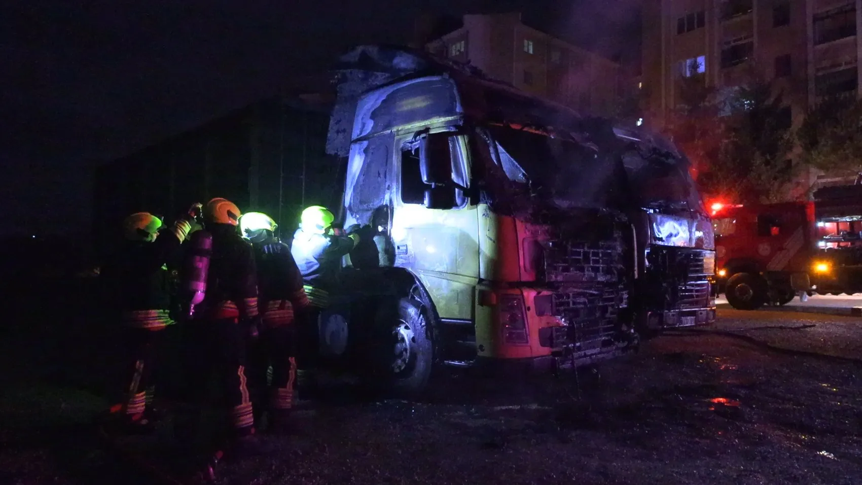Bolu'da gece yarısı dehşeti: Park halindeki TIR'lar küle döndü