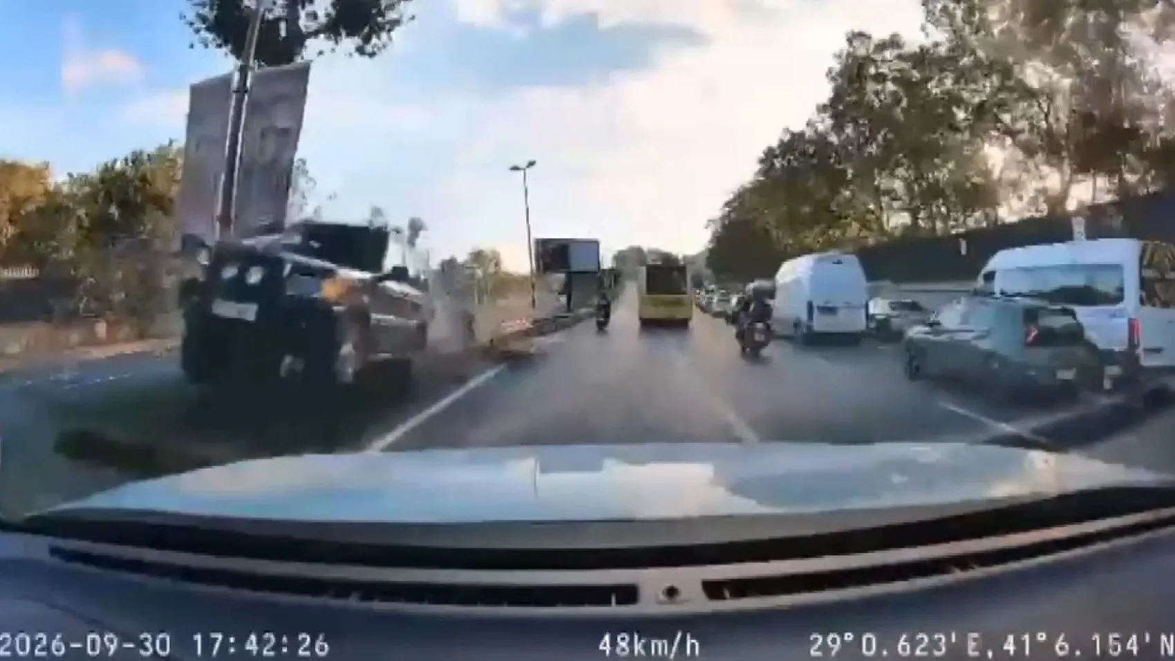 Maslak'ta dehşet anları: Refüjü aşan cip otobüsle kafa kafaya çarpıştı