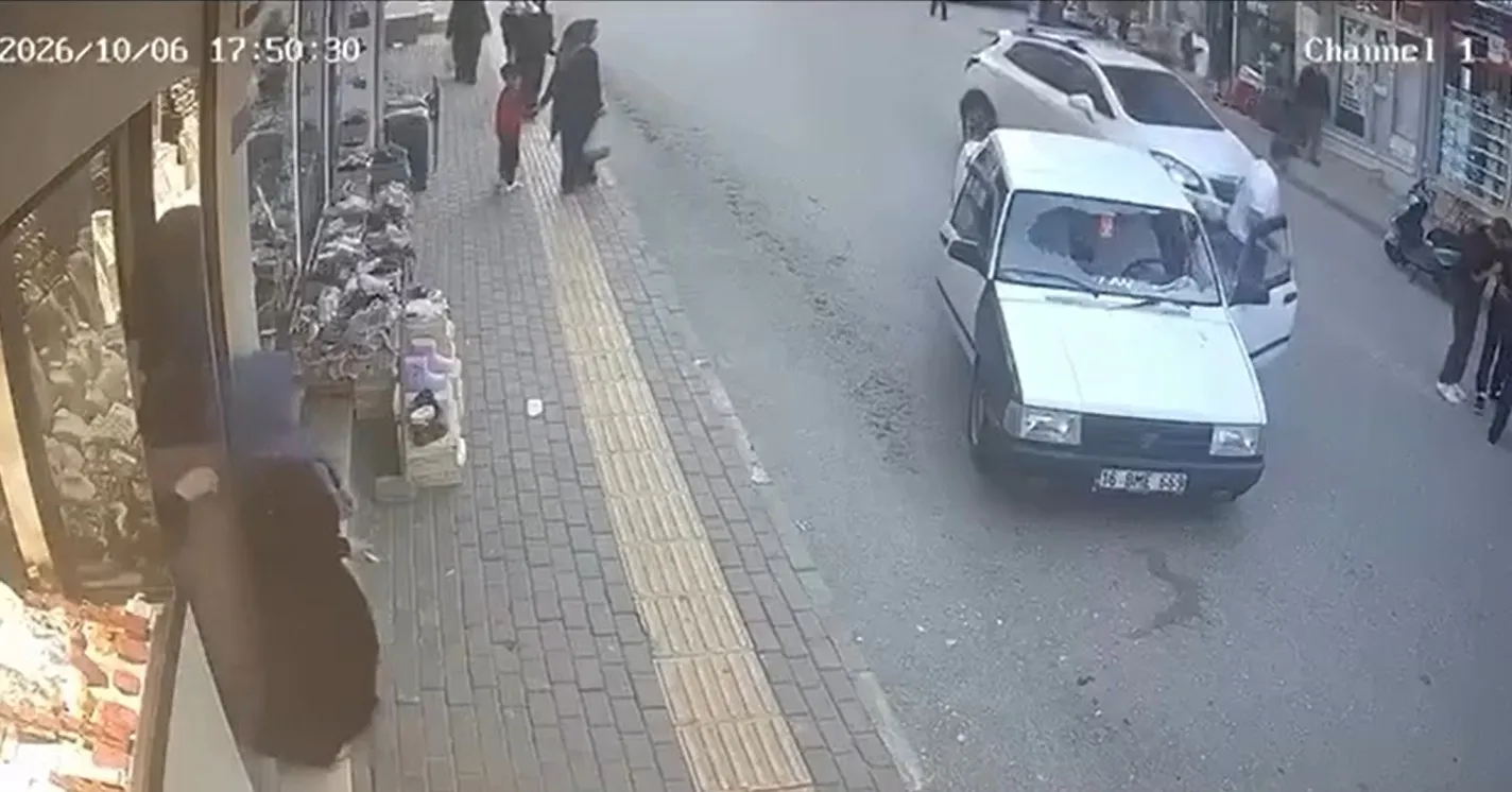 Saniyelerle gelen mucize: Otomobilin altında kalmamak için aynaya tutundu