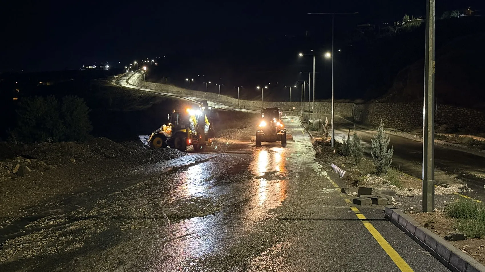 Adıyaman'da gökyüzü boşaldı: Şehir merkezi ve ilçelerde hayat felç oldu