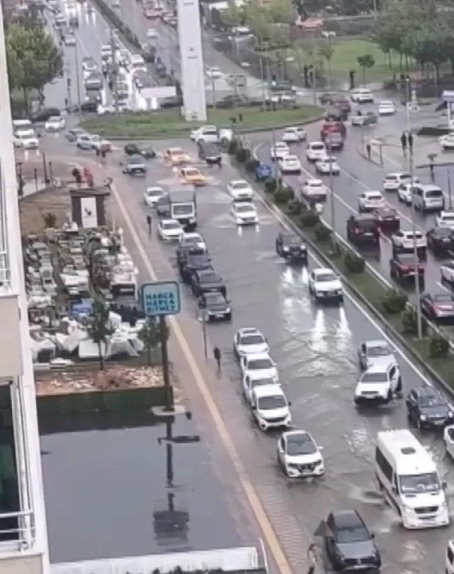 Diyarbakır'da gökyüzü karardı: Şiddetli sağanak hayatı felç etti