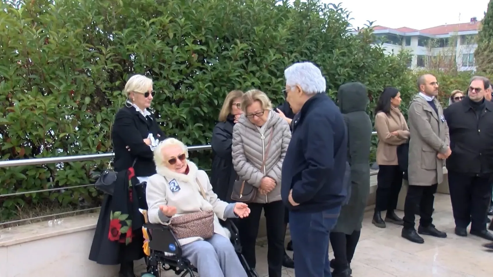 Edebiyat dünyasını sarsan çifte acı: Cem Akaş son yolculuğuna uğurlandı