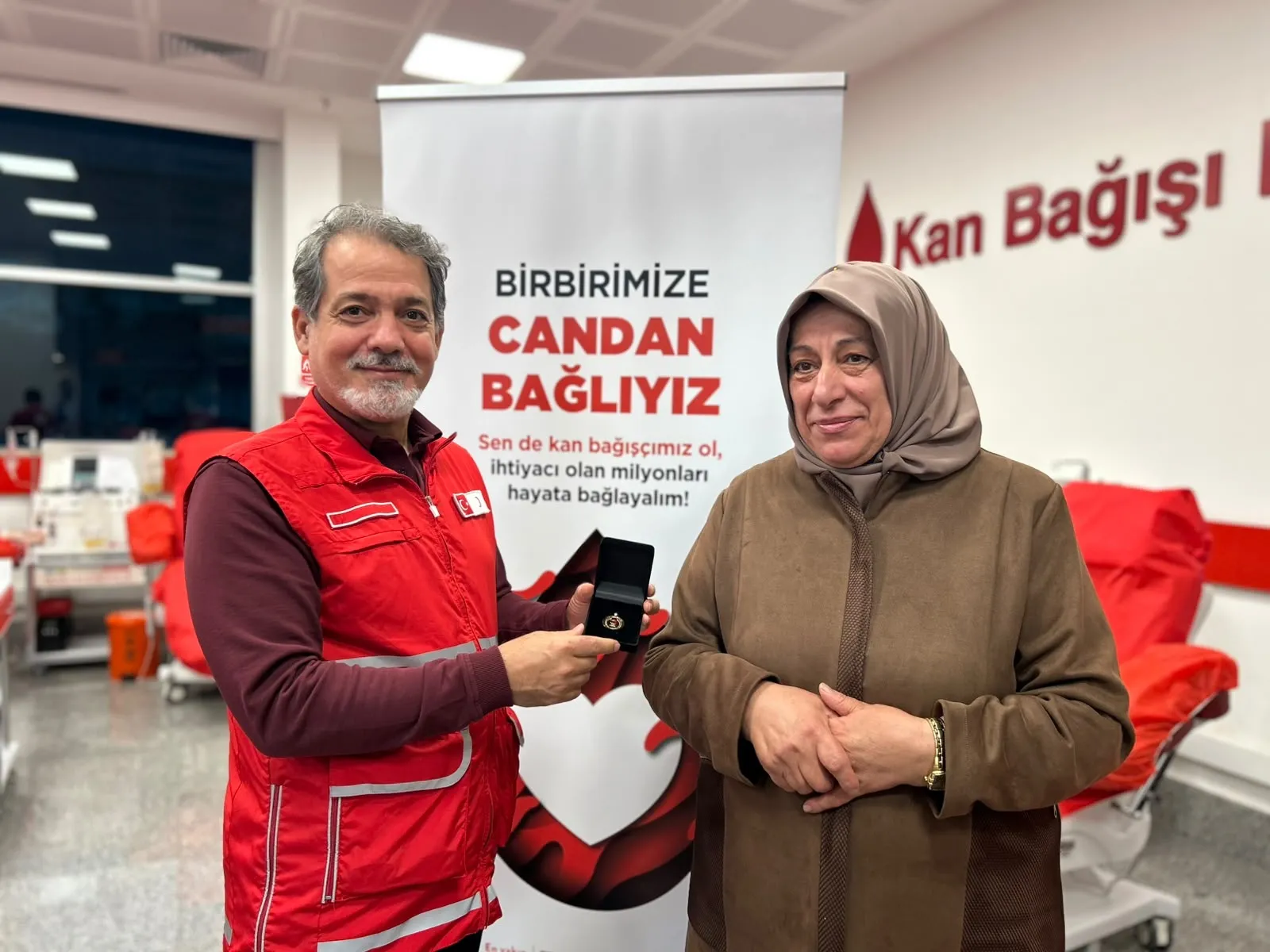 Bir ailenin gönüllü iyilik zinciri: 36 kez kan verdi, bayrağı oğluna devretti
