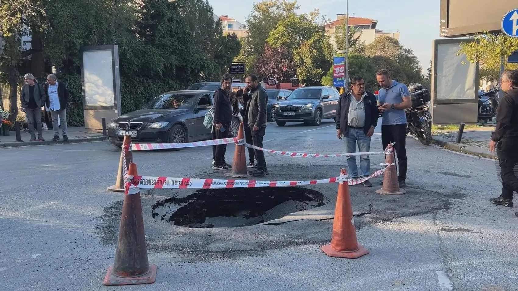 Beşiktaş'ta korkutan çökme: Okul servisinin geçişinden hemen sonra yol yarıldı