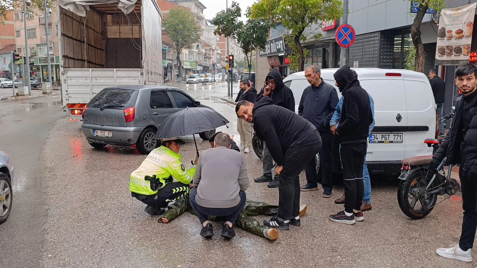 İnegöl'deki kazada yürekleri ısıtan görüntü: Yaralı genç için şemsiye nöbeti