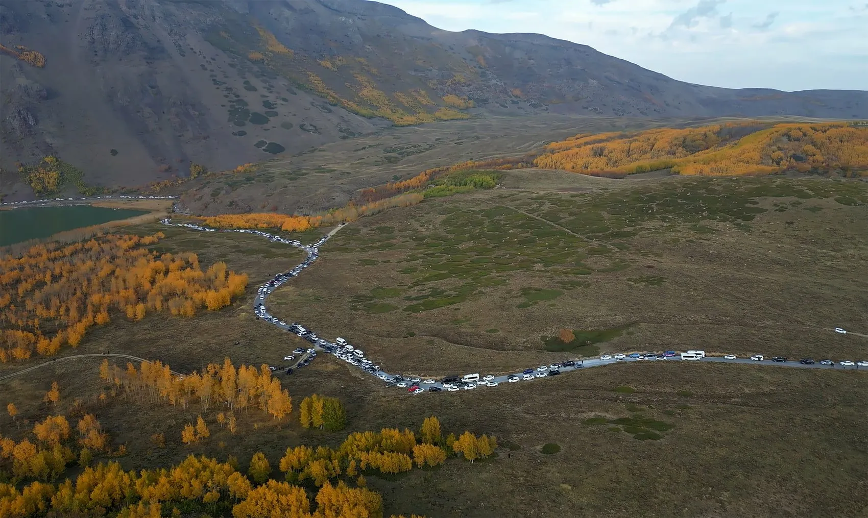Nemrut Kalderası'nda sonbahar izdihamı: Dronla içecek servisi bile yapıldı