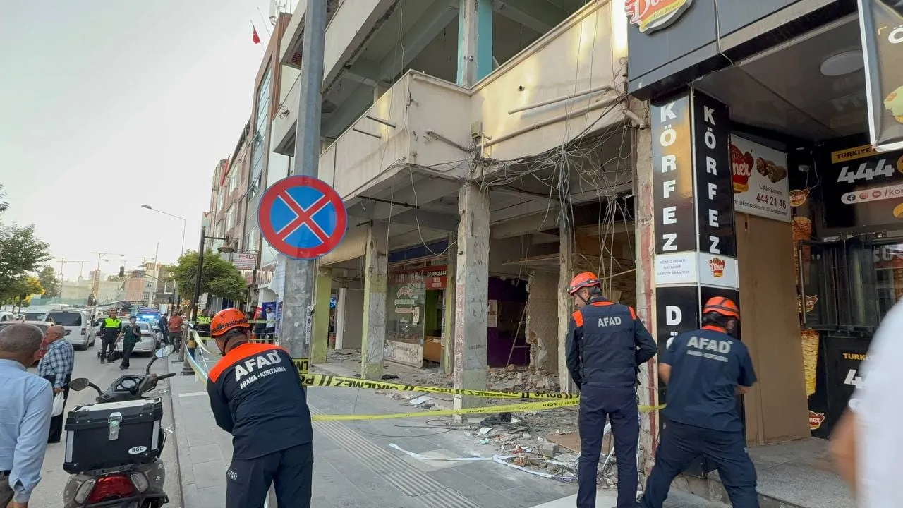 Adıyaman'da korkutan ihbar: Ağır hasarlı binadan gelen sesler ekipleri alarma geçirdi