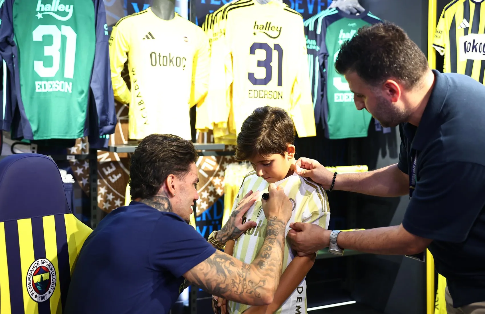 Fenerbahçe'nin yıldız eldiveni Ederson taraftarıyla kucaklaştı