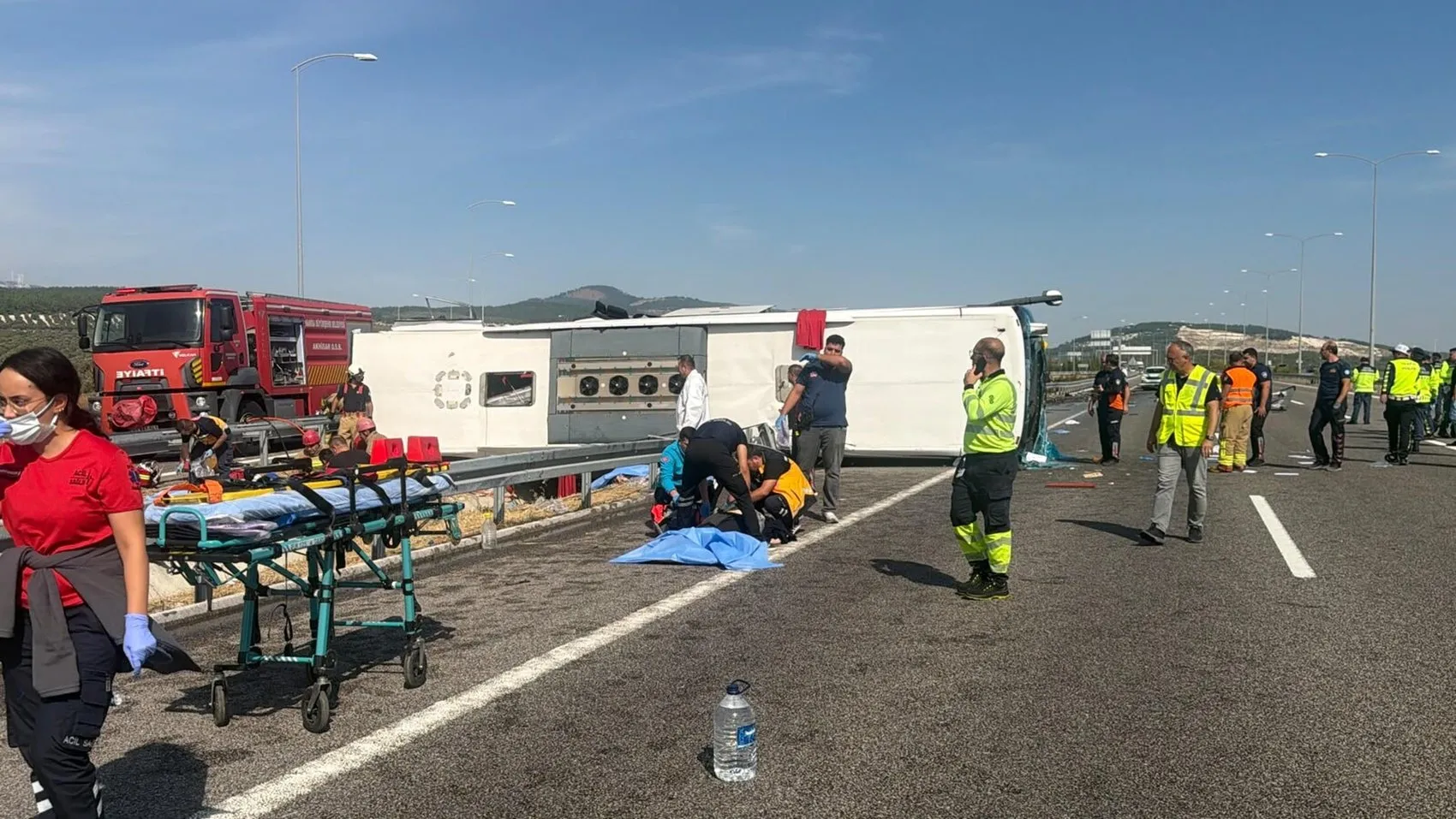 Akhisar yolunda can pazarı: Tur otobüsü devrildi