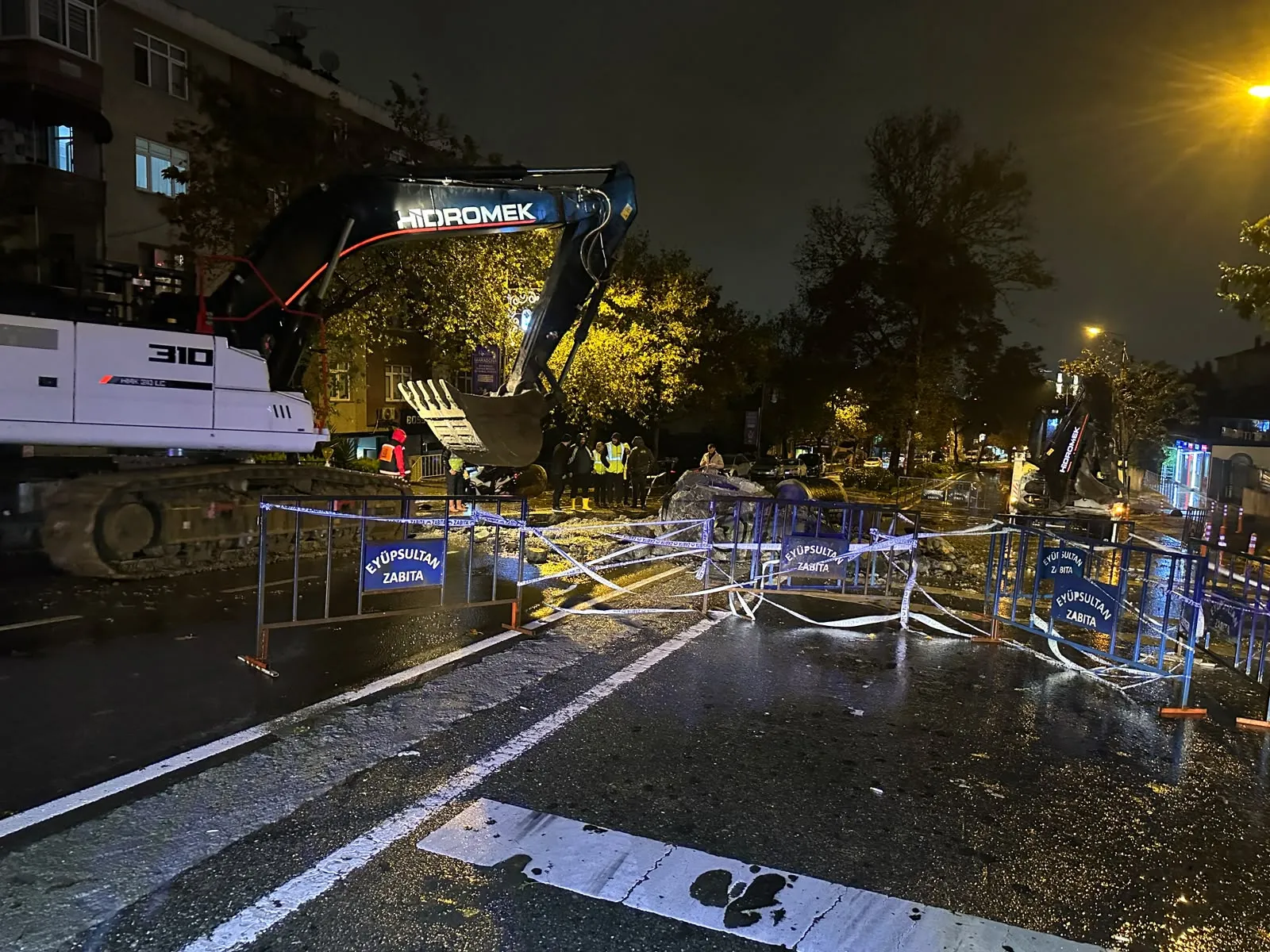 Eyüpsultan'da akşam saatlerinde korkutan çökme: Yol bir anda yarıldı