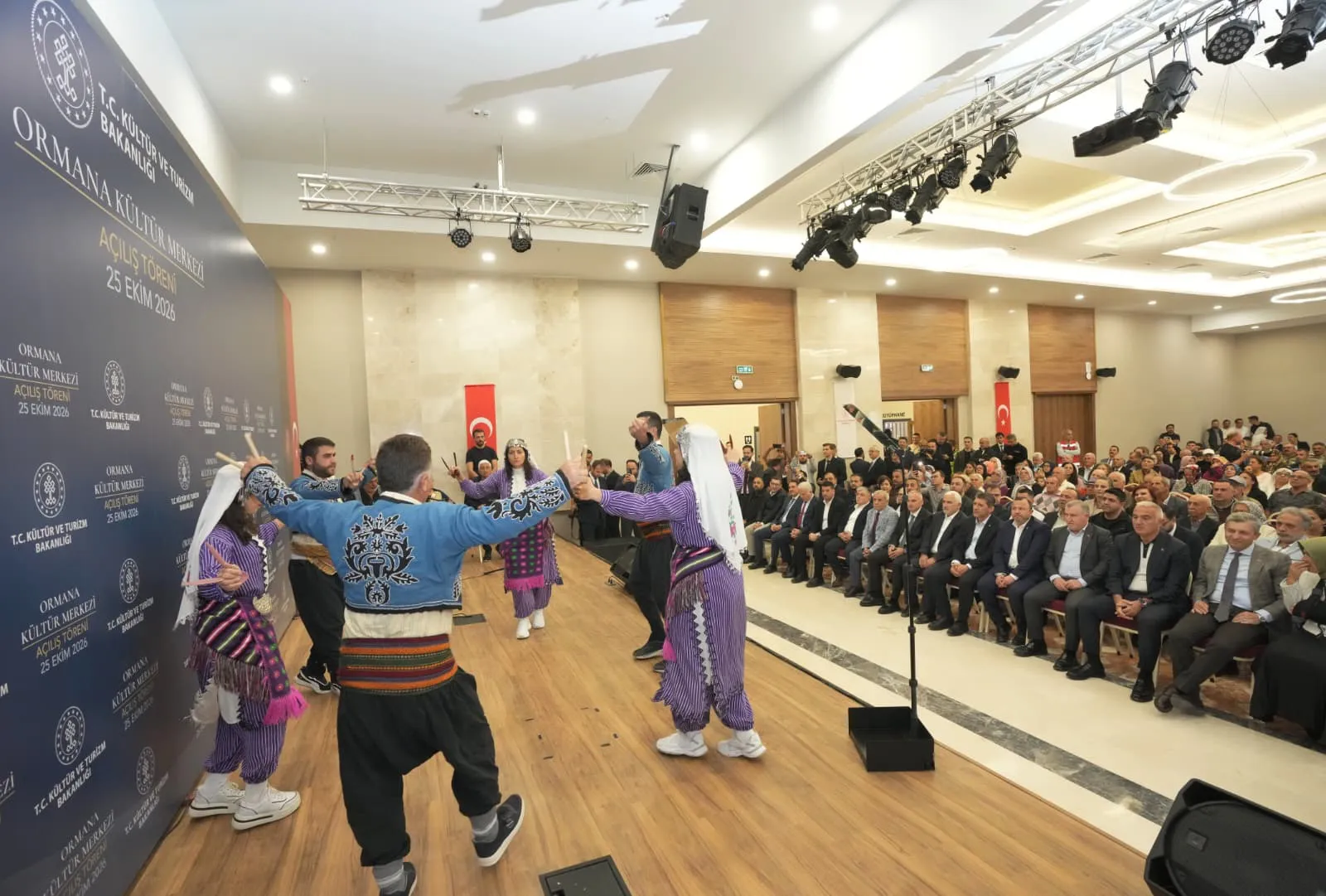 Bakan Ersoy'un baba ocağına vefa borcu: Gençler için 80 kilometrelik engeli kaldırdı