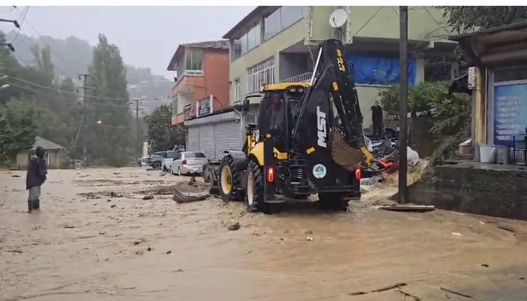 Zonguldak'ta kabus dolu gece: Dereler taştı, duvarlar yıkıldı
