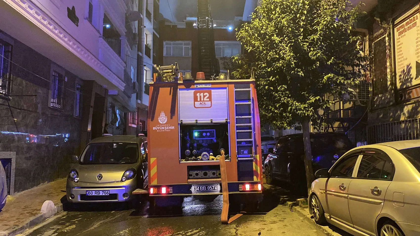 Esenler'de gece yarısı korkutan alevler: Beş katlı binanın çatısı küle döndü