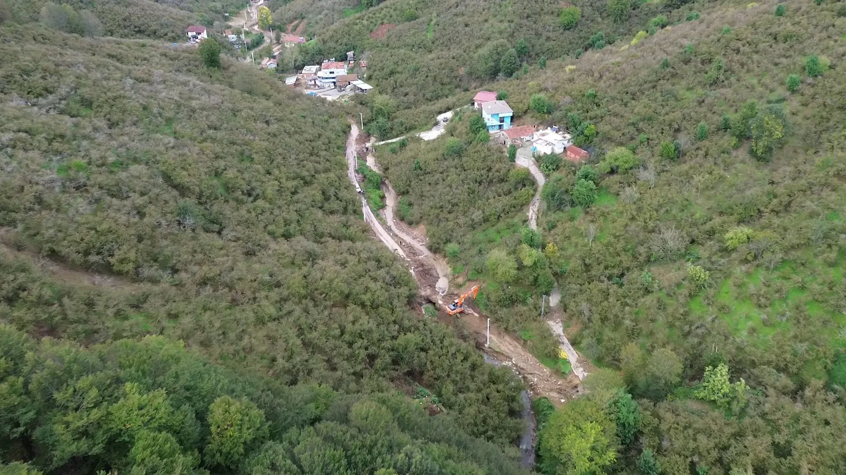 Karasu'da doğa felaketi: Üç köprü sulara teslim oldu