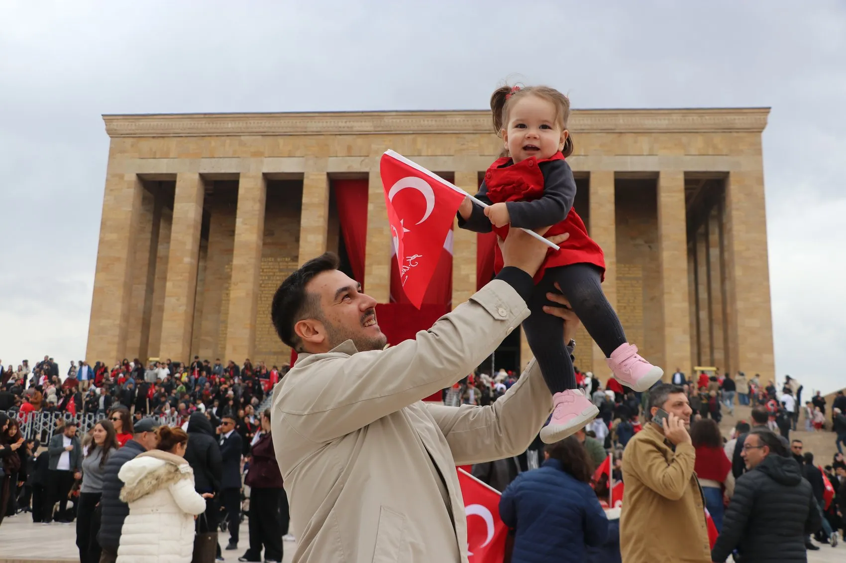 Başkentte sağanak yağmur bile engel olamadı: Anıtkabir'de 29 Ekim seli
