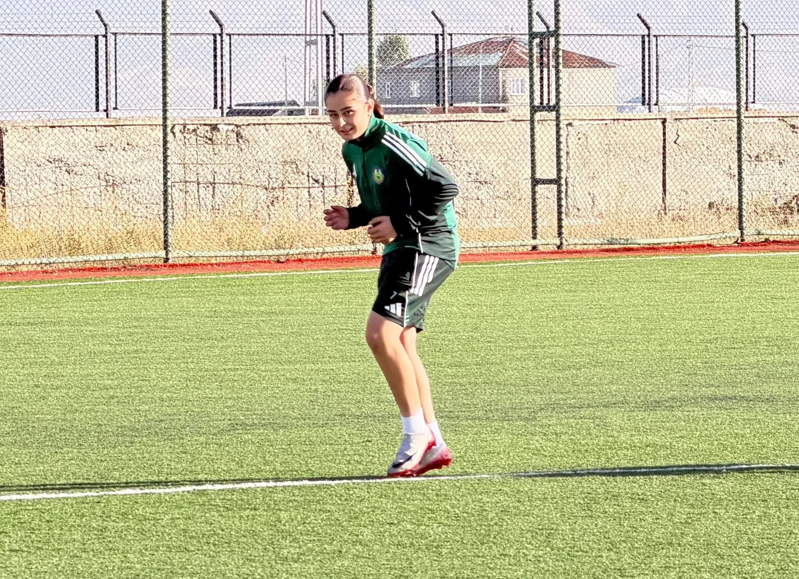 Yüksekova'nın futbol tutkunu kız kardeşleri: Aynı sahada buluşup ay-yıldızlı formayı hayal ediyorlar