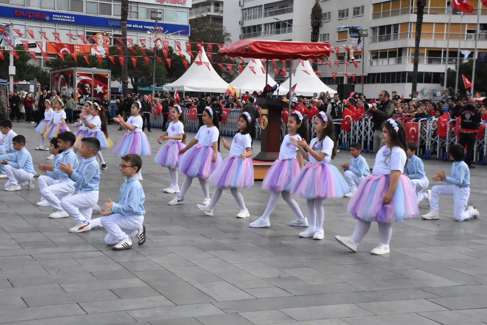 İzmir'de Cumhuriyet coşkusu: Meydanlar 103'üncü yılın gururuyla doldu taştı