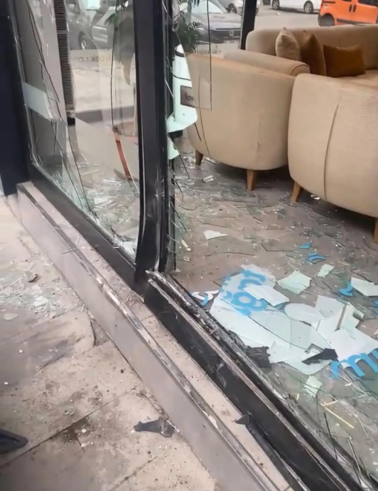Kars'ta sabah trafiğinde korkutan kaza: Mobilya mağazasına daldı