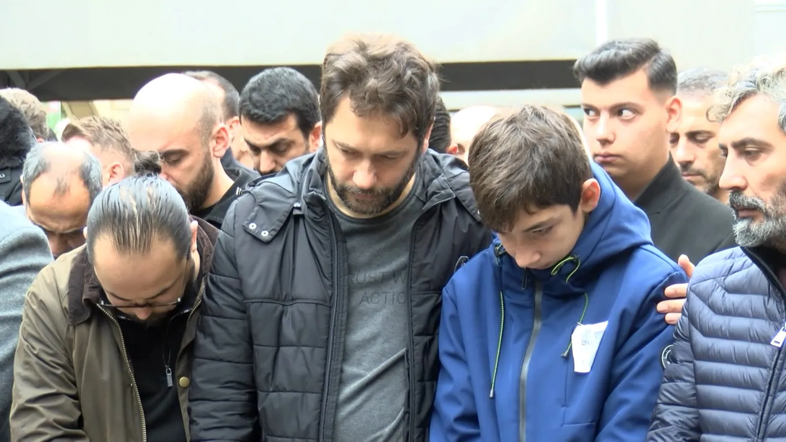 Maltepe'deki acı veda: 5 yaşındaki Gülce'nin tabutuna sedyeyle veda etti