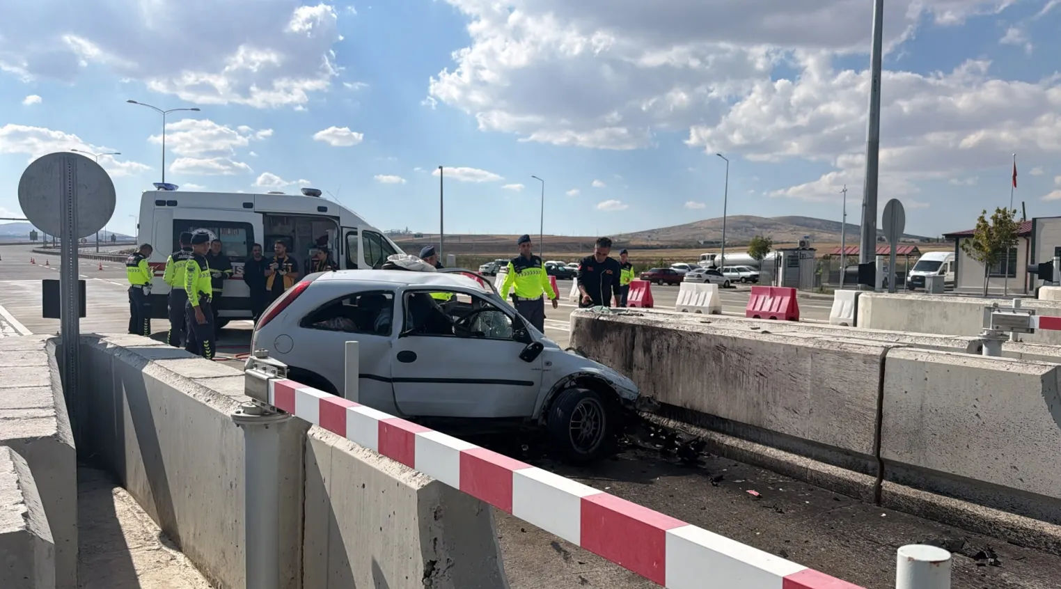 Aksaray'da otoyol gişelerinde feci kaza: Genç sürücü hayatını kaybetti