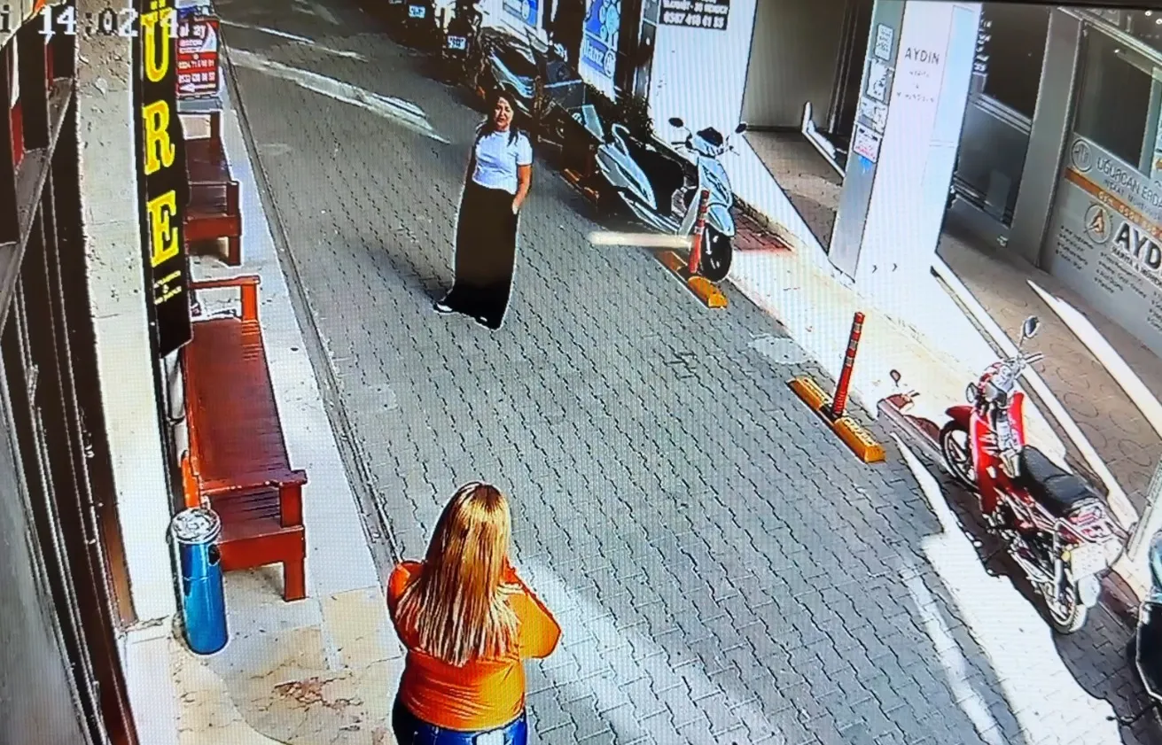 Silifke'de saniyelerle gelen mucize: İş hanından kopan cam dehşet saçtı