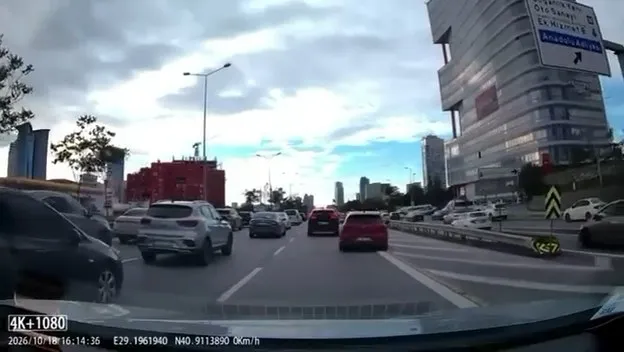 Trafik çilesine radikal çözüm: Emniyet şeridi için plakayı göz kırpmadan söktüler