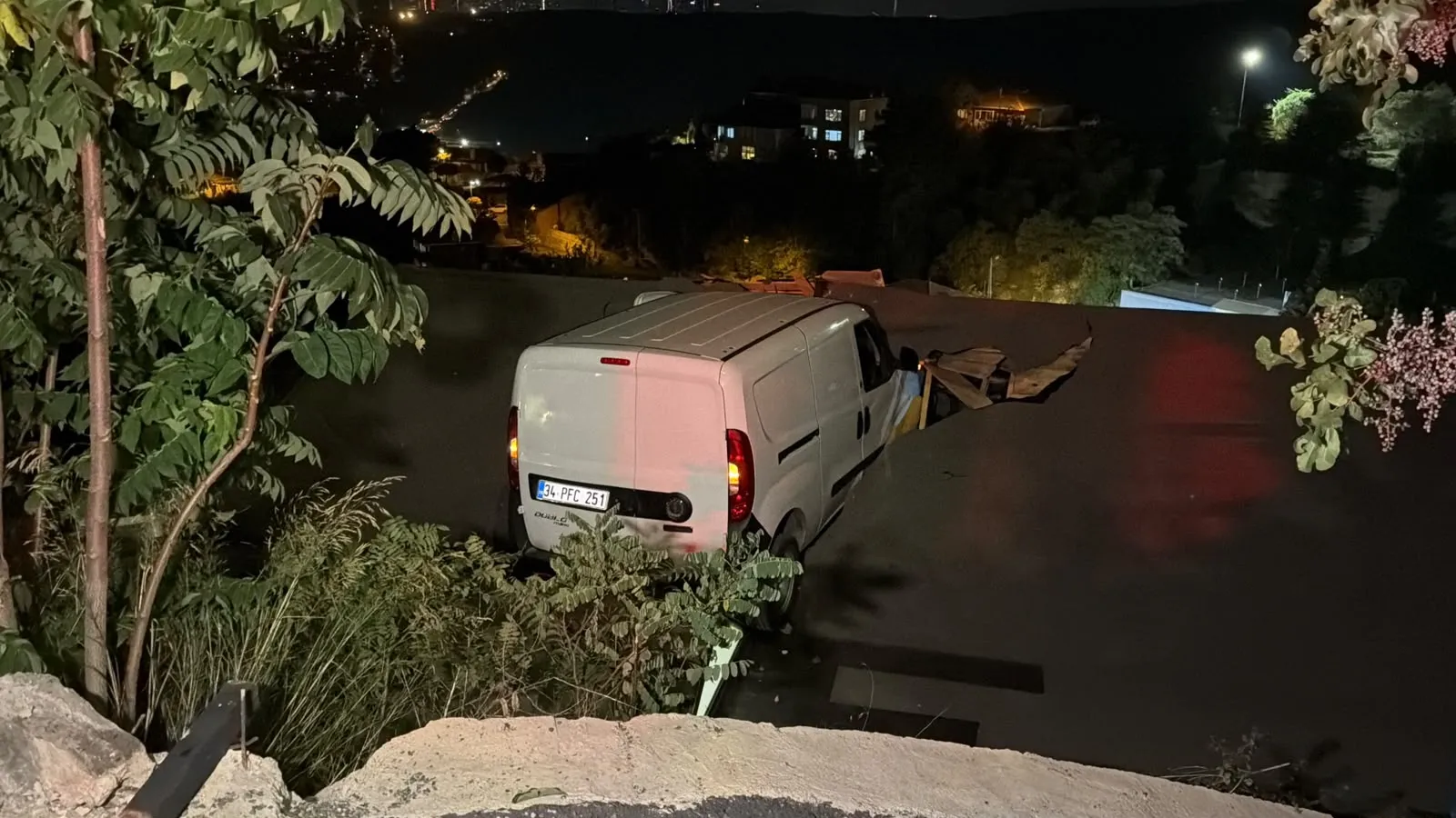 Sarıyer'de korku dolu anlar: Yokuşta kontrolden çıkan araç evin çatısına saplandı