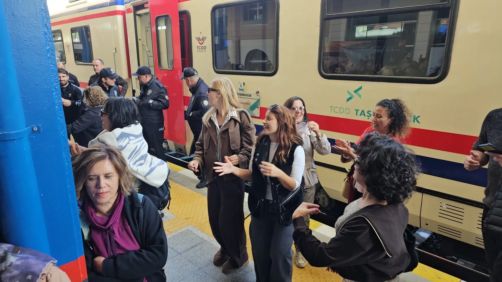Zonguldak Garı'nda unutulmaz anlar: Madenci korosu turistleri böyle karşıladı